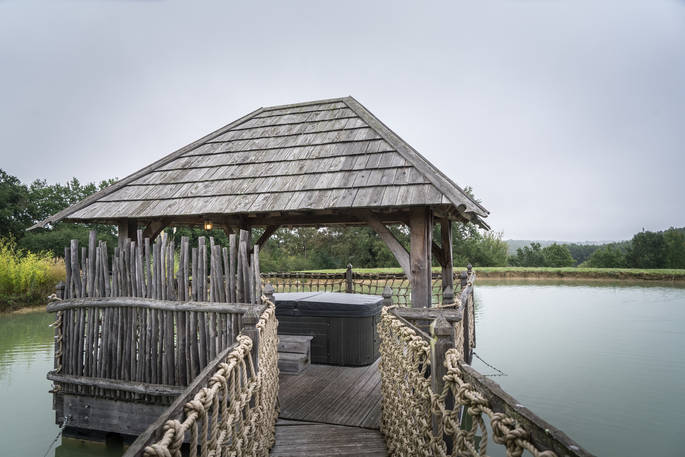 Hot tub on the floating terrace at Chateau Biron, Châteaux dans les Arbres, Dordogne, France