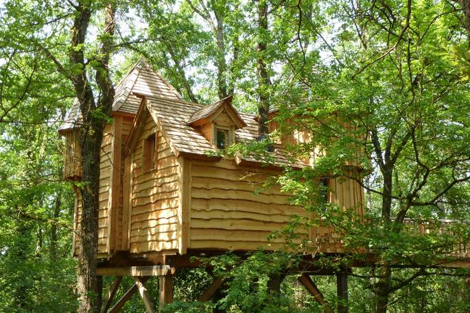 milandes dordogne france europe european glamping sunshine holidays cabin exterior treehouse leafy woodland forest