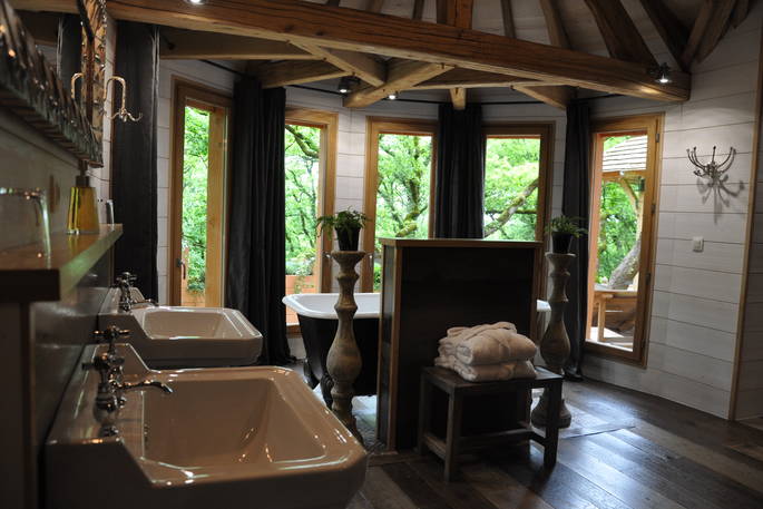 Puybeton treehouse dordogne france europe european glamping holidays interior cosy rustic pretty airy bathroom with bath