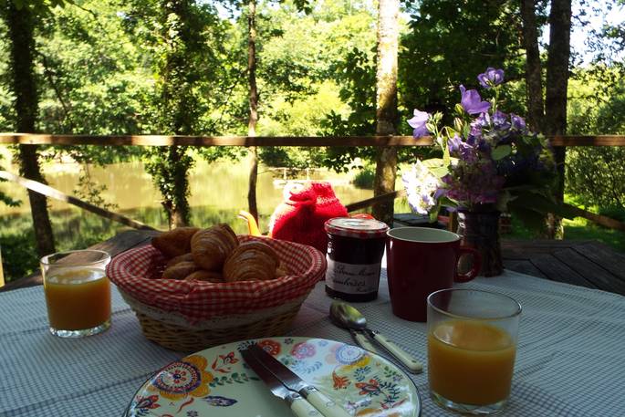 woodsman's cabin covert cabin breakfast