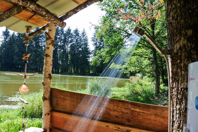 Outdoor shower at GoGreen Roulotte in France