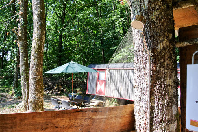 Outdoor shower at GoGreen Roulotte in France