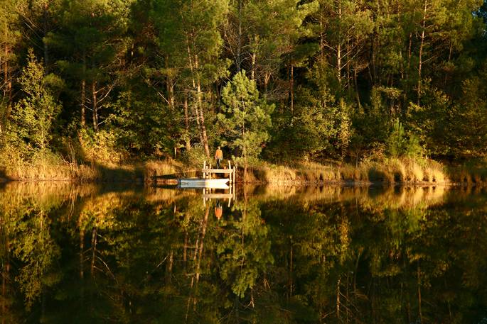 Abri Terre cabin lake with boat, Geraud de Corps, Dordogne, France