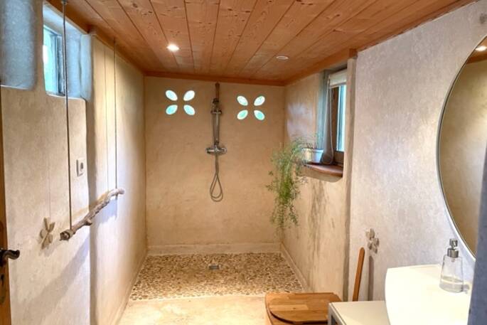 La Maison d’Ange cabin shower room, St Geraud de Corps, Dordogne, France
