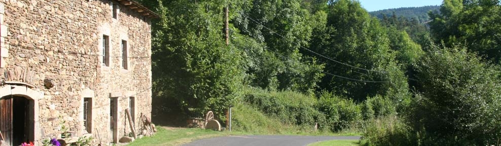 Auvergne Naturelle_Barn exterior