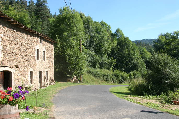 Auvergne Naturelle_Barn exterior