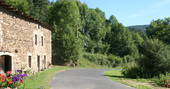 Auvergne Naturelle_Barn exterior