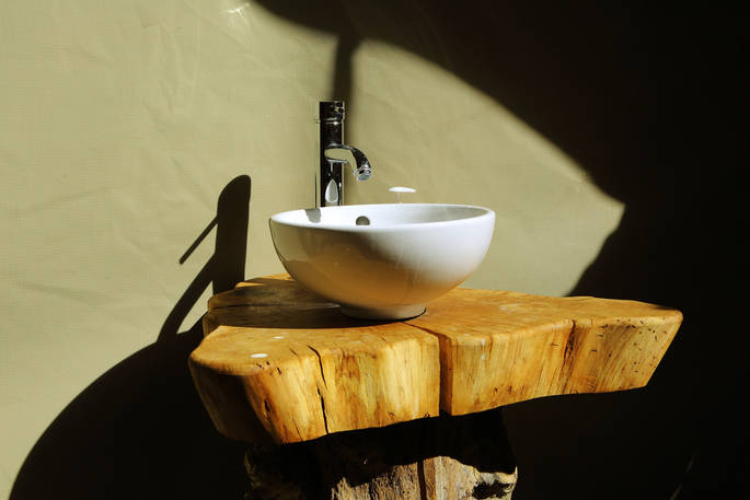 Atoll outdoor sink area at Bot-Conan Lodge in France