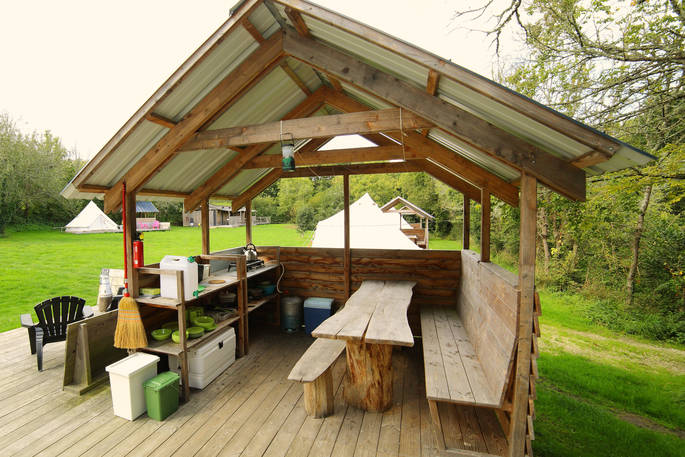 Kitchen facilities and seating area next to the bell tent at Atoll