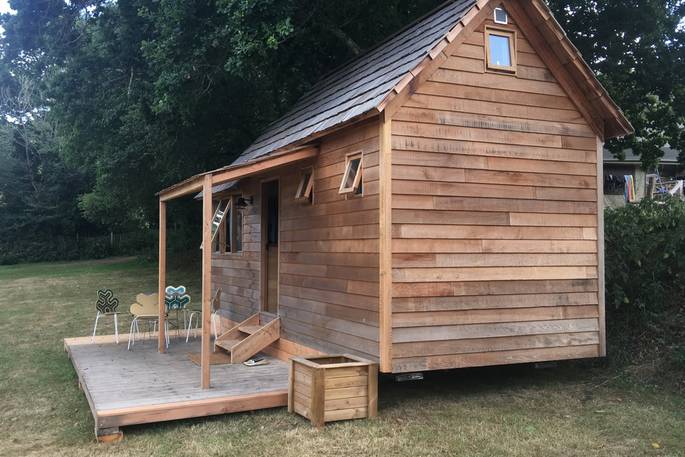 Exterior of La Cabane de Bot-Conan from the side in the fields of Bot-Conan Lodge