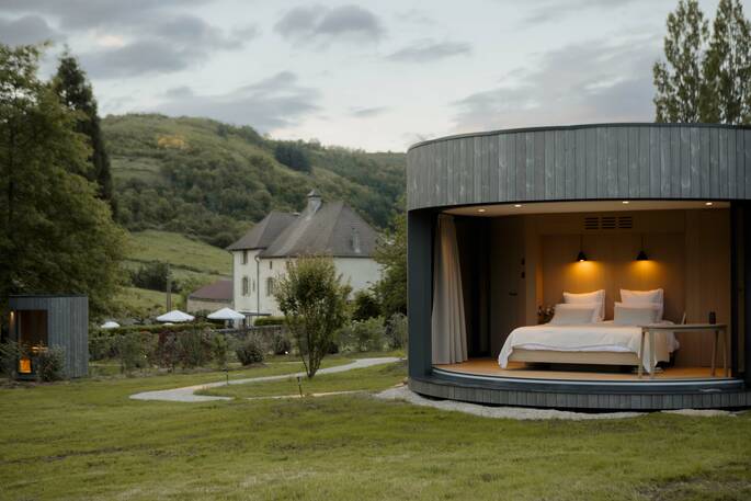 Main cabin with bed and bathroom