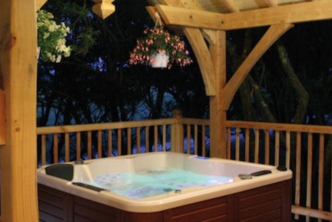 Hot tub at Saint-Amand treehouse, nr Beziers, France
