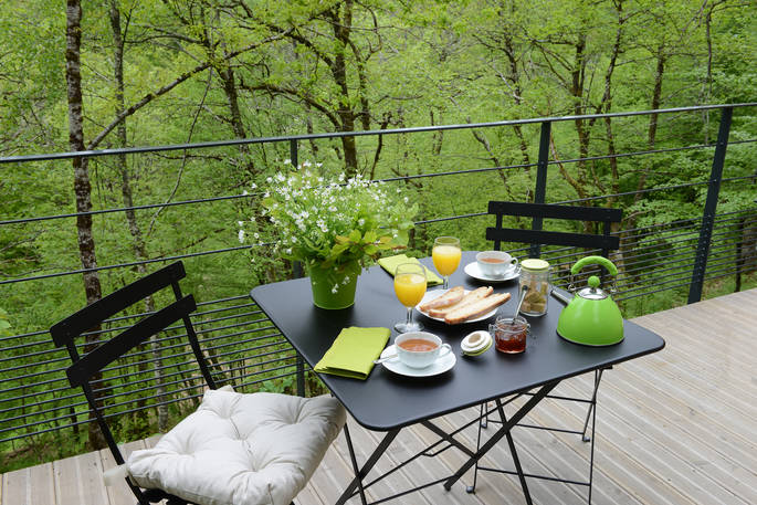 Enjoy breakfast on the terrace at Cabane de Salagnac Cèdre Blanc Tree Cabin in Corrèze, France