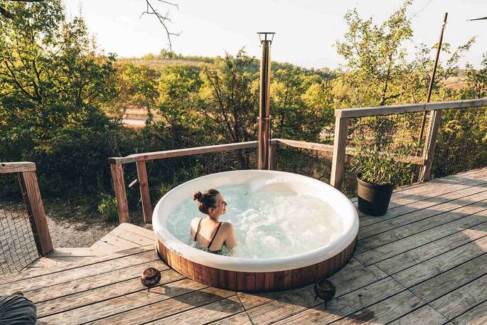 jacuzzi hot tub for four - Credit - @bestjobers