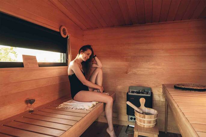 Private spa with two benches - Credit - @bestjobers