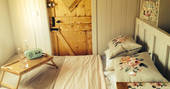 la cambuse shepherd's hut bedroom