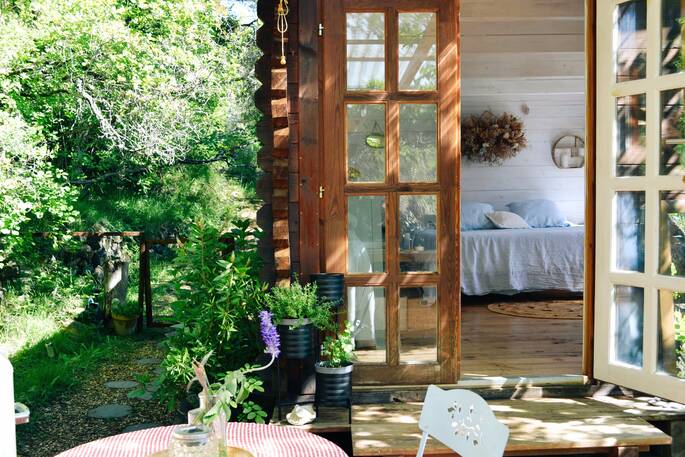 Exterior & Bedroom