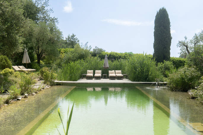 9-Poolanddeckzoomedout