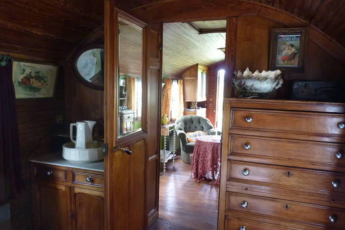 Facilities at the quirky and charming Fairground Roulotte at La Serve in France