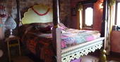 Double four poster bed at The Nomadic Princess, La Serve