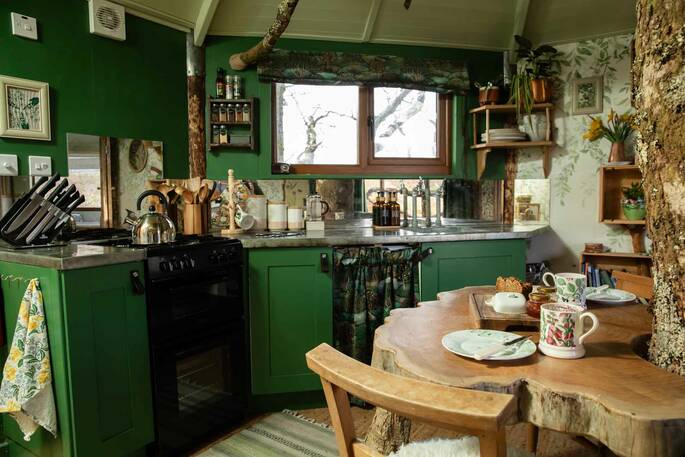 Kitchen equipped with a gas hob, oven, kettle, toaster and all cooking utensils