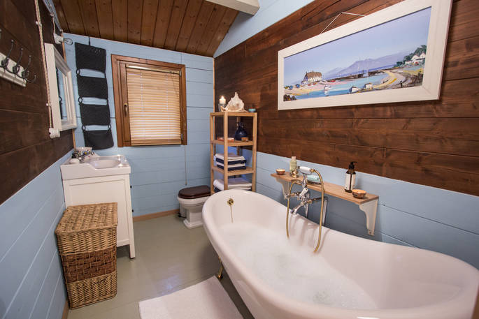 The Pool House at Glamping Abruzzo with free standing bath tub