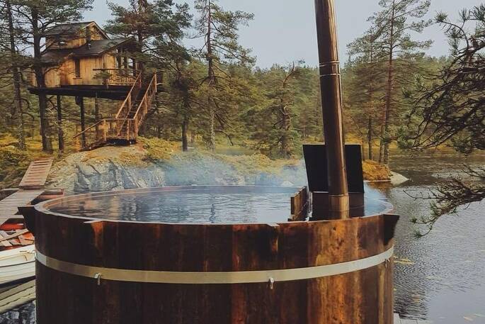 Outdoor hot tub at Treetop Fiddan in Norway