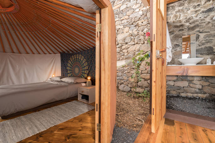 Distance between Mango Yurt and private bathroom facilities at Canto das Fontes in Portugal 