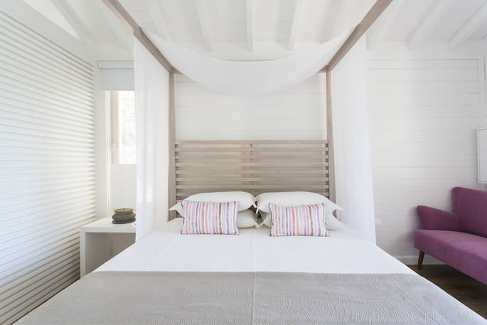 The king-size bed at Camomila treehouse with luxury bed linen