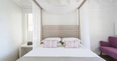 The king-size bed at Camomila treehouse with luxury bed linen
