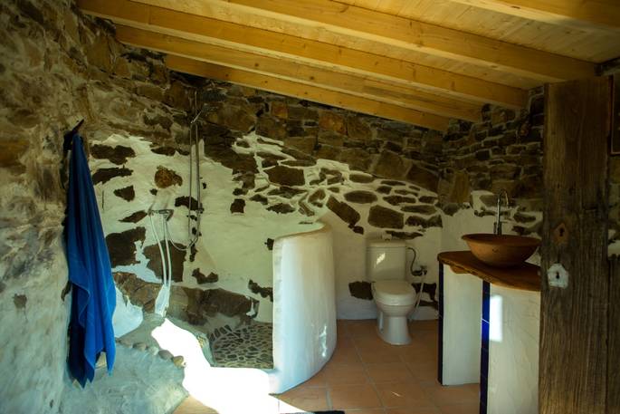 the_stone_house_portugal_bathroom