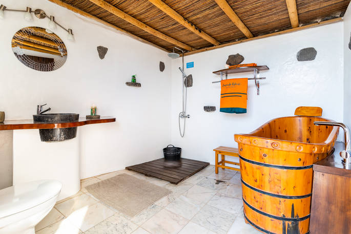 Eco Luxury Yurt Suite shower room with bath tub, glamping, Finca de Arrieta, Haría, Lanzarote, Spain